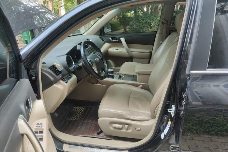 Used Toyota Highlander 2012 2.7L Two-Wheel Drive 7-Seater Luxury Edition Left Front Seat