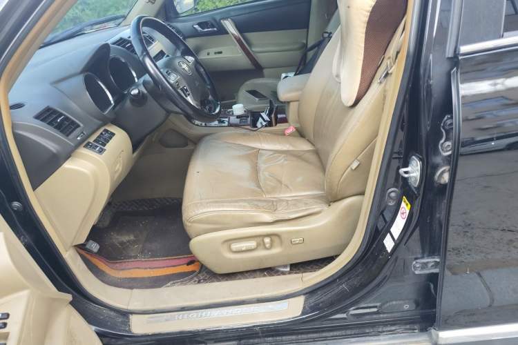 Used Toyota Highlander 2012 2.7L Two-Wheel Drive 7-Seater Ultimate Edition Left Front Seat
