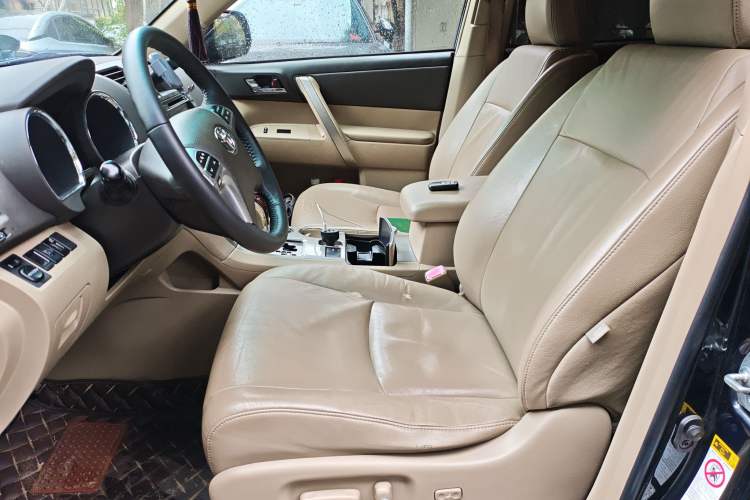Used Toyota Highlander 2012 2.7L Two-Wheel Drive 7-Seater Luxury Edition Left Front Seat