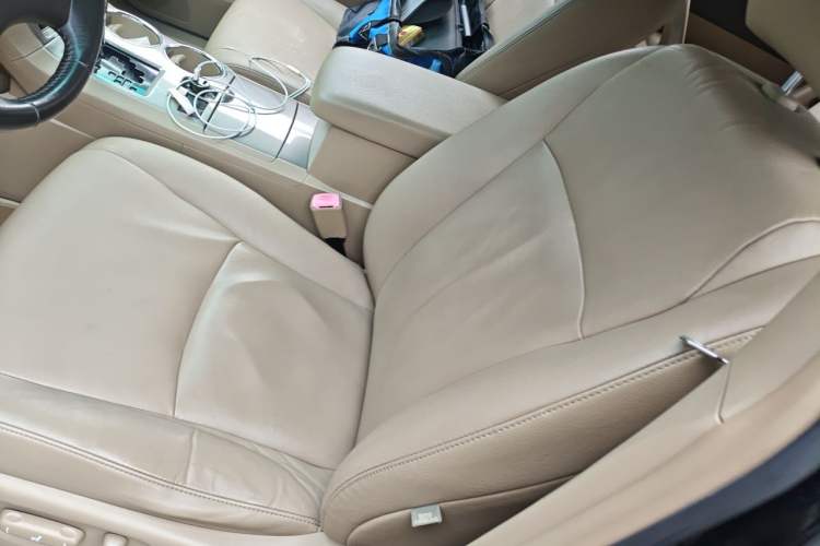 Used Toyota Highlander 2012 2.7L Two-Wheel Drive 7-Seater Luxury Edition Left Front Seat