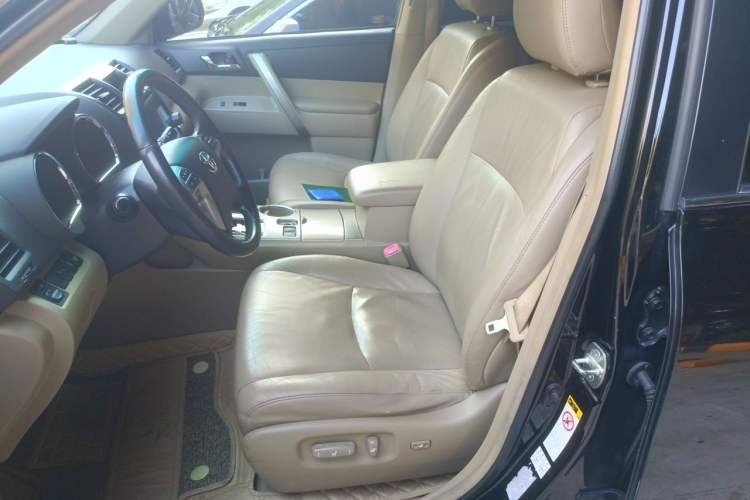 Used Toyota Highlander 2012 2.7L Two-Wheel Drive 7-Seater Luxury Edition Left Front Seat