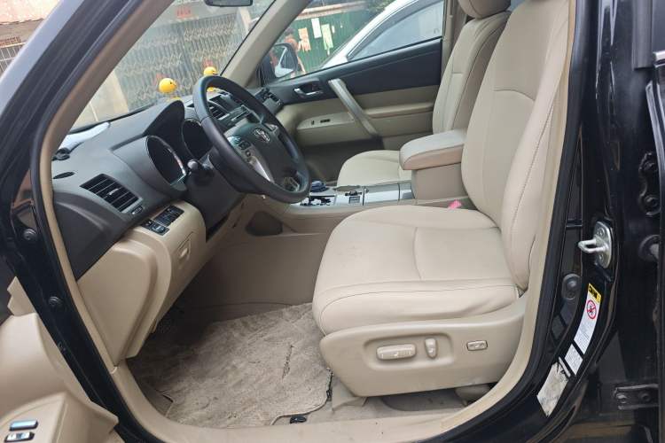 Used Toyota Highlander 2012 2.7L Two-Wheel Drive 7-Seater Luxury Edition Left Front Seat