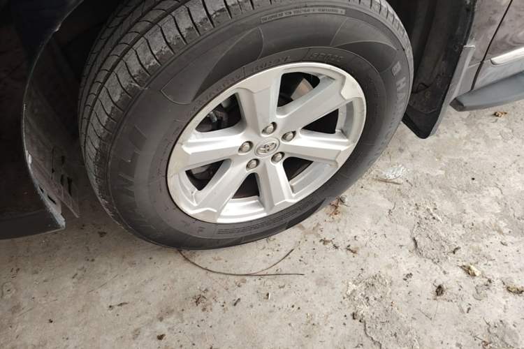 Used Toyota Highlander 2012 2.7L Two-Wheel Drive 7-Seater Elite Edition Left Front Wheel Hub
