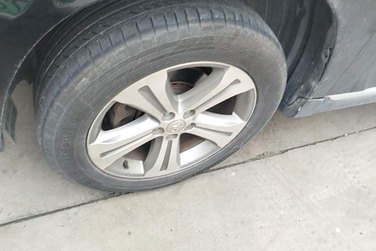 Used Toyota Highlander 2012 2.7L Two-Wheel Drive 7-Seater Luxury Edition Left Front Wheel Hub