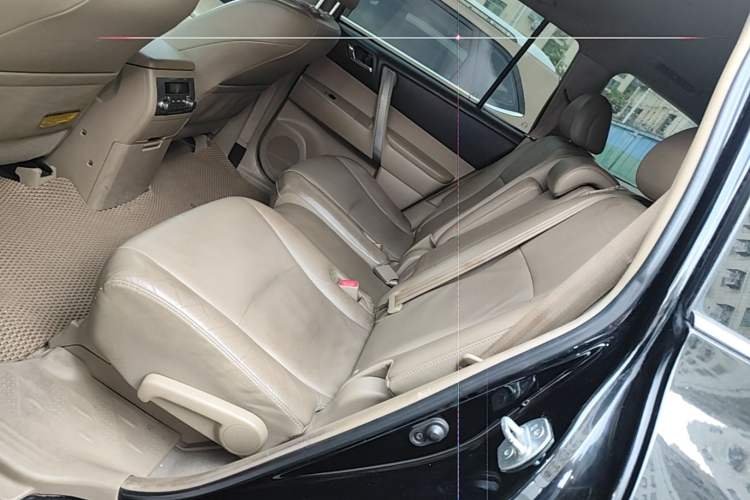 Used Toyota Highlander 2012 2.7L Two-Wheel Drive 7-Seater Luxury Edition Left Rear Seat