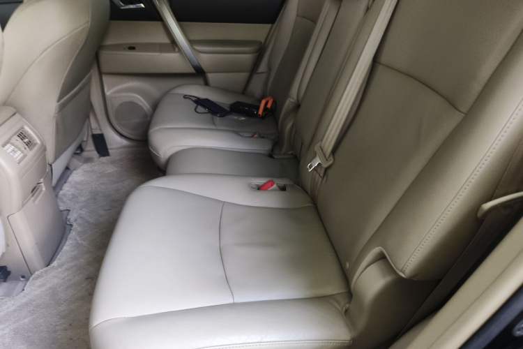 Used Toyota Highlander 2012 2.7L Two-Wheel Drive 5-Seater Sport Edition Left Rear Seat