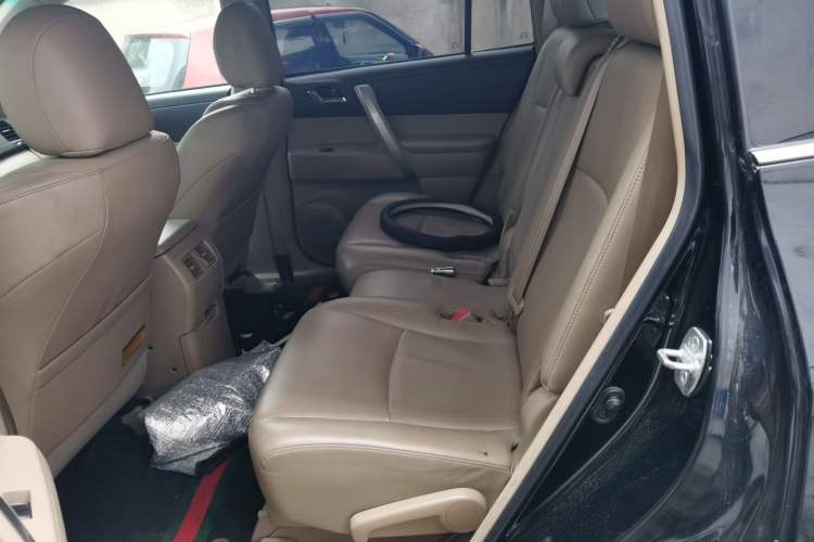 Used Toyota Highlander 2012 2.7L Two-Wheel Drive 5-Seater Sport Edition Left Rear Seat