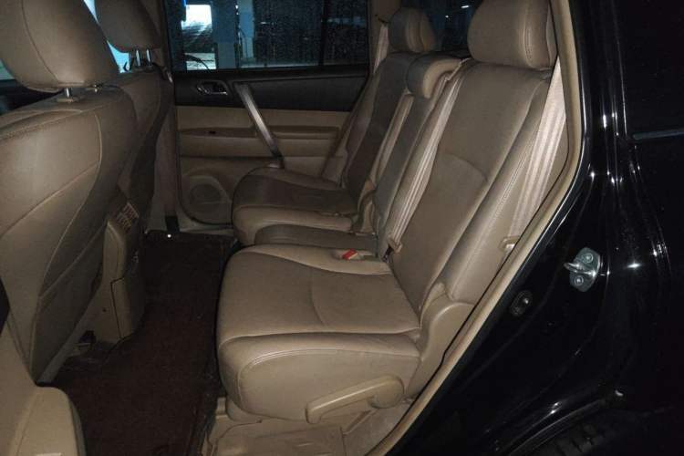 Used Toyota Highlander 2012 2.7L Two-Wheel Drive 5-Seater Sport Edition Left Rear Seat