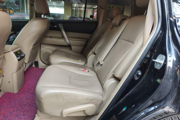 Used Toyota Highlander 2012 2.7L Two-Wheel Drive 7-Seater Luxury Edition Left Rear Seat