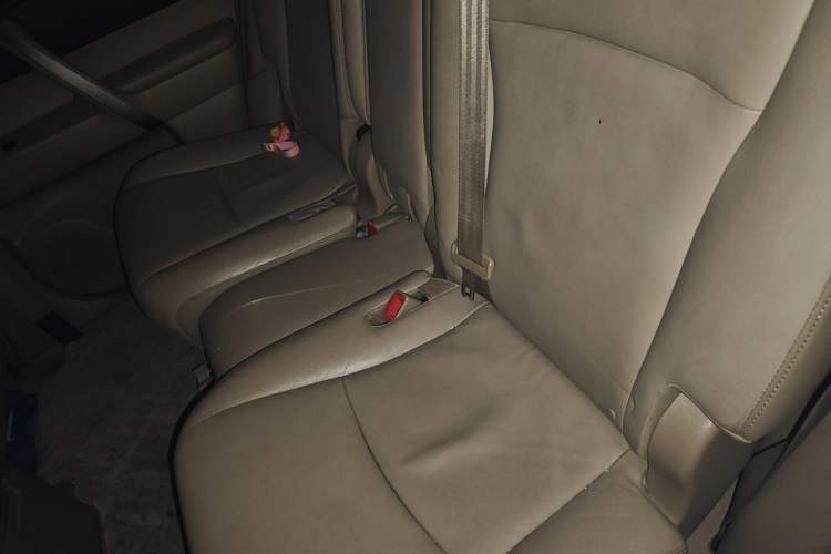 Used Toyota Highlander 2012 2.7L Two-Wheel Drive 5-Seater Sport Edition Left Rear Seat