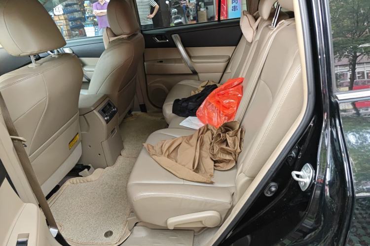 Used Toyota Highlander 2012 2.7L Two-Wheel Drive 7-Seater Luxury Edition Left Rear Seat