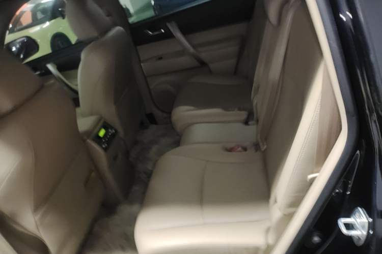 Used Toyota Highlander 2012 2.7L Two-Wheel Drive 7-Seater Luxury Edition Left Rear Seat