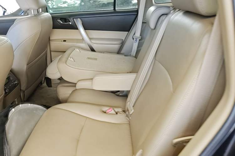 Used Toyota Highlander 2012 2.7L Two-Wheel Drive 7-Seater Luxury Edition Left Rear Seat