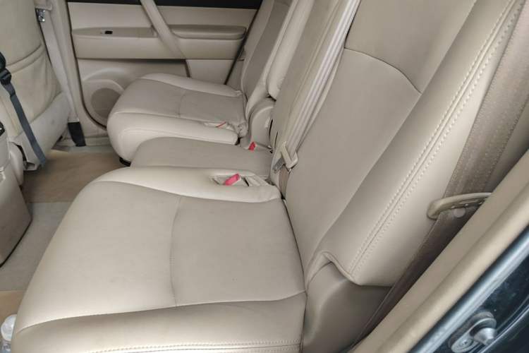 Used Toyota Highlander 2012 2.7L Two-Wheel Drive 7-Seater Elite Edition Left Rear Seat