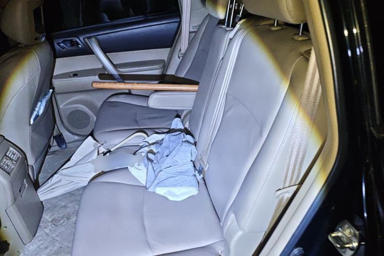 Used Toyota Highlander 2012 2.7L Two-Wheel Drive 5-Seater Sport Edition Left Rear Seat