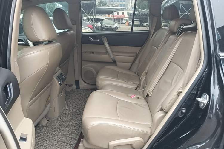 Used Toyota Highlander 2012 2.7L Two-Wheel Drive 7-Seater Luxury Edition Left Rear Seat