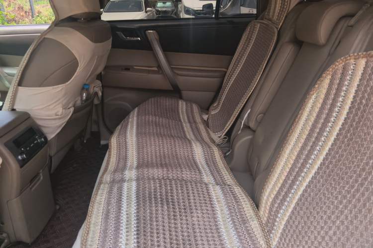 Used Toyota Highlander 2012 2.7L Two-Wheel Drive 7-Seater Luxury Edition Left Rear Seat