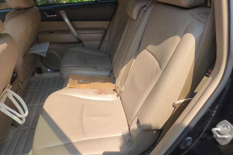 Used Toyota Highlander 2012 2.7L Two-Wheel Drive 7-Seater Luxury Edition Left Rear Seat