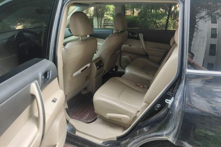 Used Toyota Highlander 2012 2.7L Two-Wheel Drive 7-Seater Luxury Edition Left Rear Seat