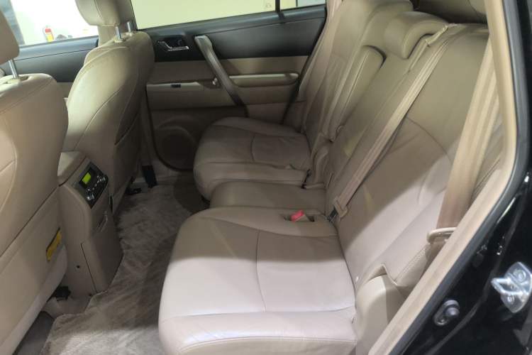 Used Toyota Highlander 2012 2.7L Two-Wheel Drive 7-Seater Luxury Edition Left Rear Seat