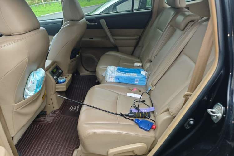 Used Toyota Highlander 2012 2.7L Two-Wheel Drive 7-Seater Luxury Edition Left Rear Seat
