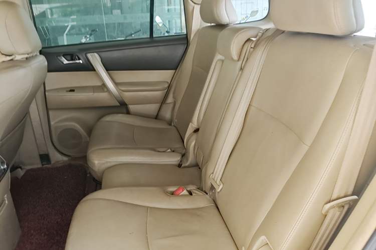 Used Toyota Highlander 2012 2.7L Two-Wheel Drive 7-Seater Luxury Edition Left Rear Seat