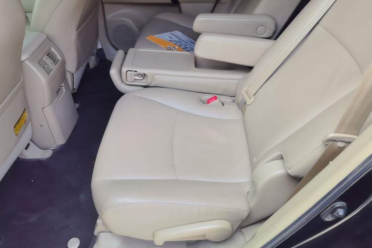 Used Toyota Highlander 2012 2.7L Two-Wheel Drive 5-Seater Sport Edition Left Rear Seat