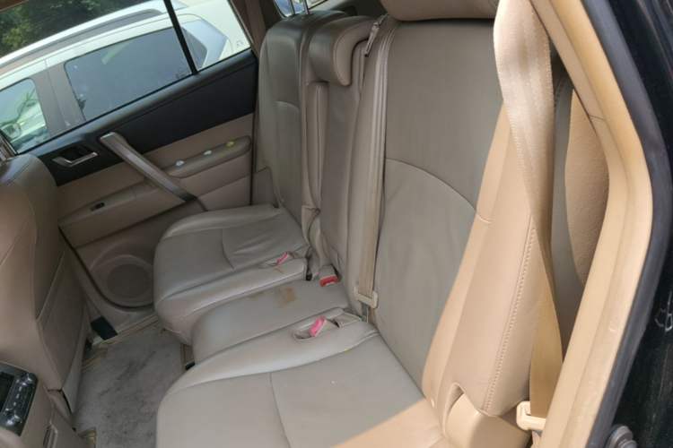 Used Toyota Highlander 2012 2.7L Two-Wheel Drive 7-Seater Luxury Edition Left Rear Seat