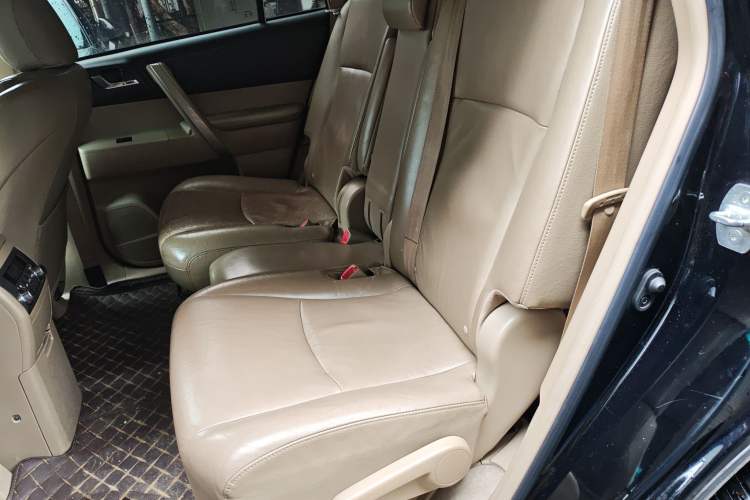 Used Toyota Highlander 2012 2.7L Two-Wheel Drive 7-Seater Luxury Edition Left Rear Seat