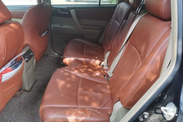 Used Toyota Highlander 2012 2.7L Two-Wheel Drive 7-Seater Elite Edition Left Rear Seat