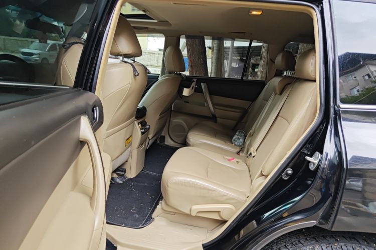 Used Toyota Highlander 2012 2.7L Two-Wheel Drive 7-Seater Luxury Edition Left Rear Seat