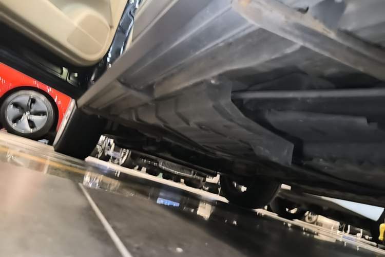 Used Toyota Highlander 2012 2.7L Two-Wheel Drive 7-Seater Luxury Edition Left Side Sill