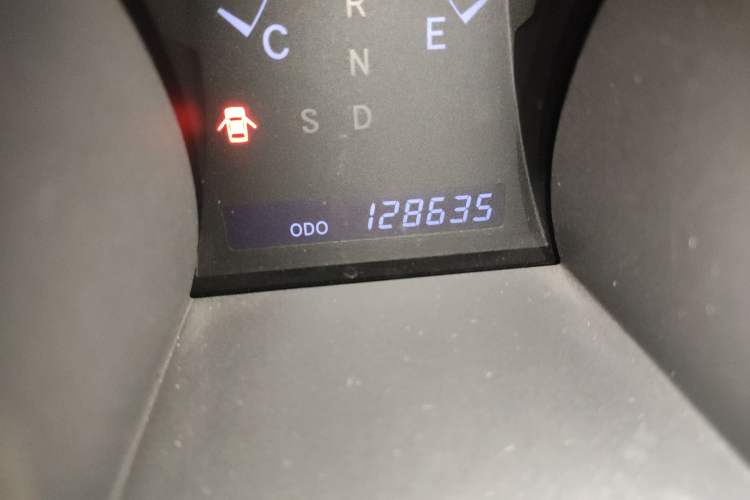 Used Toyota Highlander 2012 2.7L 2WD 5-Seater Elite Edition Odometer Close Up