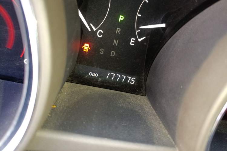 Used Toyota Highlander 2012 2.7L 2WD 5-Seater Elite Edition Odometer Close Up