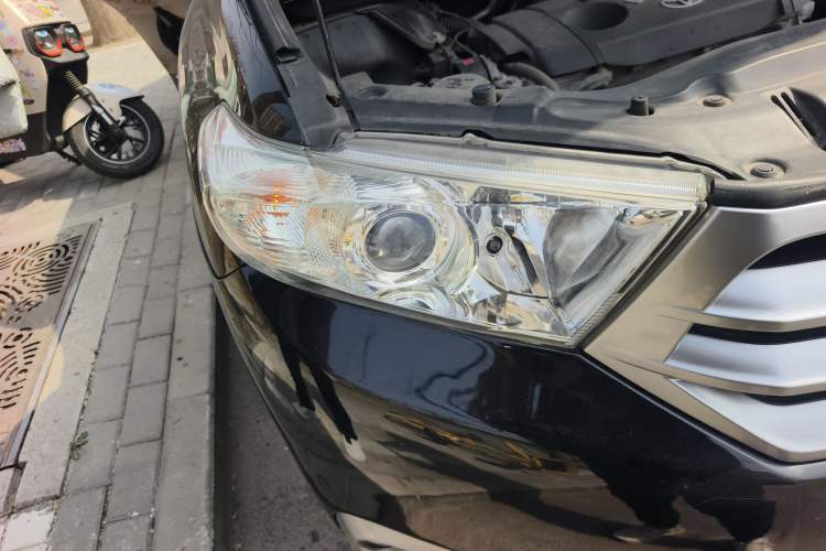 Used Toyota Highlander 2012 2.7L Two-Wheel Drive 7-Seater Luxury Edition Right Front Headlight