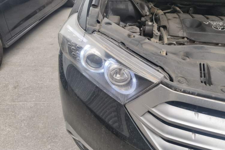 Used Toyota Highlander 2012 2.7L Two-Wheel Drive 7-Seater Luxury Edition Right Front Headlight