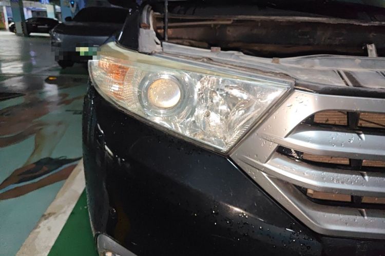 Used Toyota Highlander 2012 2.7L Two-Wheel Drive 5-Seater Sport Edition Right Front Headlight