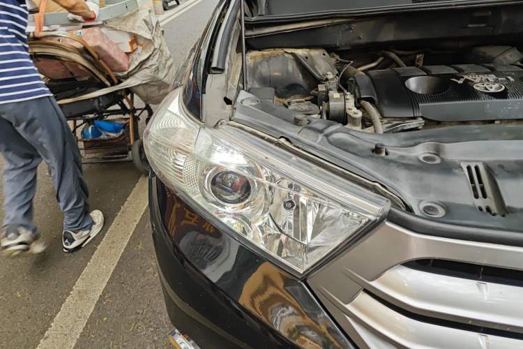 Used Toyota Highlander 2012 2.7L Two-Wheel Drive 7-Seater Luxury Edition Right Front Headlight