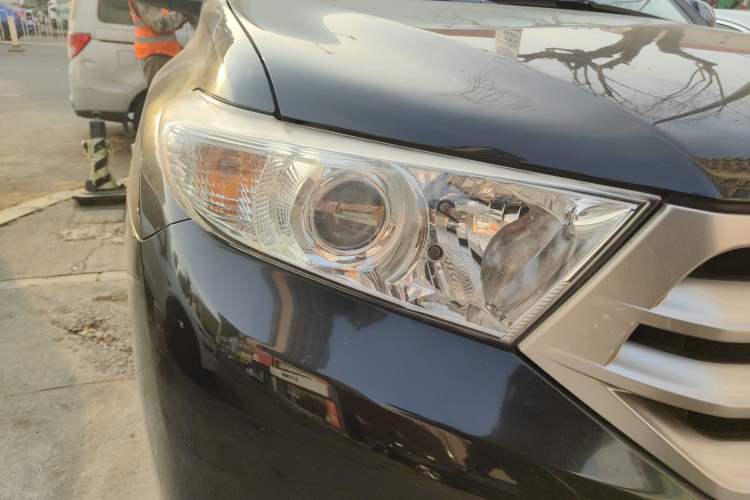 Used Toyota Highlander 2012 2.7L Two-Wheel Drive 7-Seater Luxury Edition Right Front Headlight