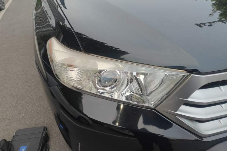 Used Toyota Highlander 2012 2.7L Two-Wheel Drive 7-Seater Luxury Edition Right Front Headlight