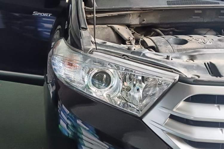 Used Toyota Highlander 2012 2.7L Two-Wheel Drive 7-Seater Luxury Edition Right Front Headlight