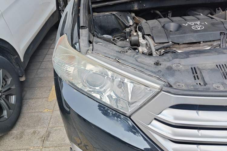 Used Toyota Highlander 2012 2.7L Two-Wheel Drive 5-Seater Sport Edition Right Front Headlight