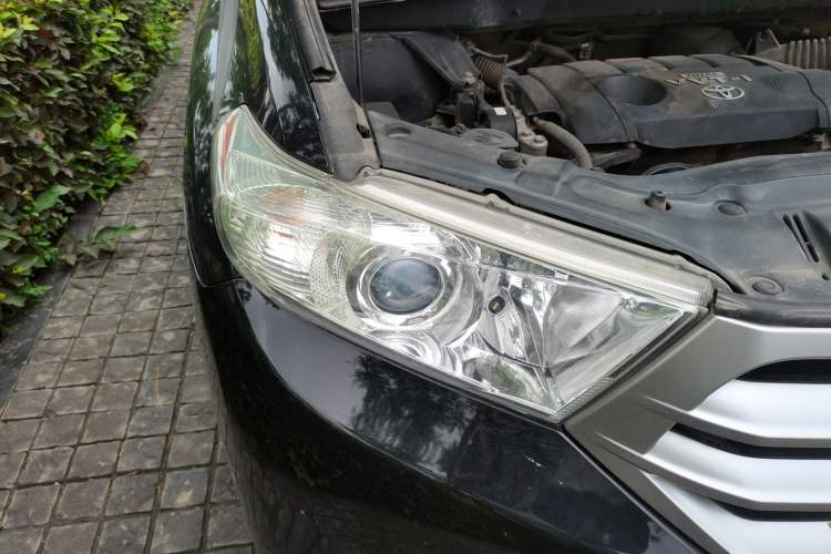 Used Toyota Highlander 2012 2.7L Two-Wheel Drive 7-Seater Luxury Edition Right Front Headlight
