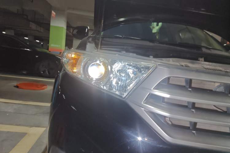 Used Toyota Highlander 2012 2.7L Two-Wheel Drive 7-Seater Luxury Edition Right Front Headlight