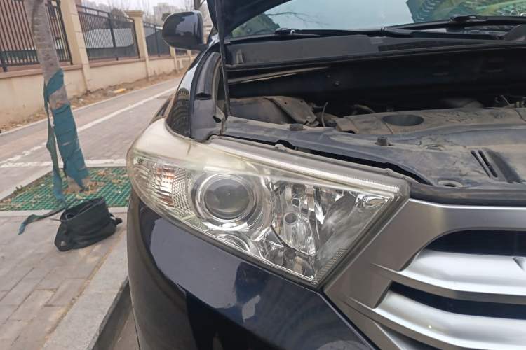Used Toyota Highlander 2012 2.7L Two-Wheel Drive 7-Seater Luxury Edition Right Front Headlight