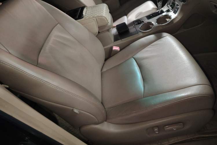 Used Toyota Highlander 2012 2.7L Two-Wheel Drive 7-Seater Luxury Edition Right Front Seat