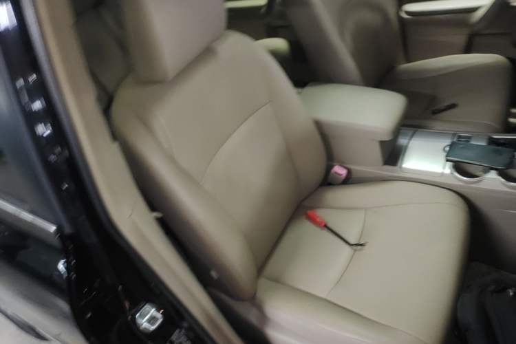 Used Toyota Highlander 2012 2.7L Two-Wheel Drive 7-Seater Luxury Edition Right Front Seat