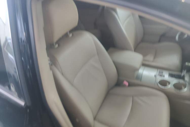 Used Toyota Highlander 2012 2.7L Two-Wheel Drive 7-Seater Luxury Edition Right Front Seat