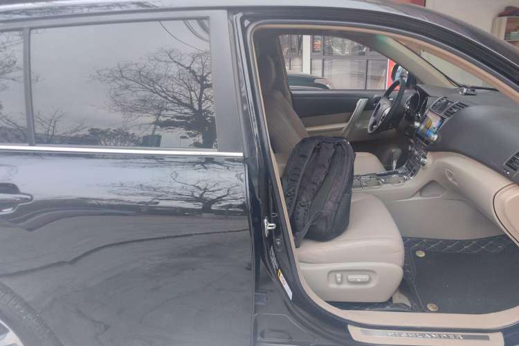 Used Toyota Highlander 2012 2.7L Two-Wheel Drive 5-Seater Sport Edition Right Front Seat