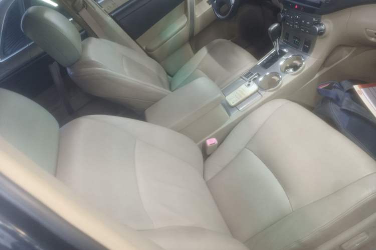 Used Toyota Highlander 2012 2.7L Two-Wheel Drive 7-Seater Luxury Edition Right Front Seat